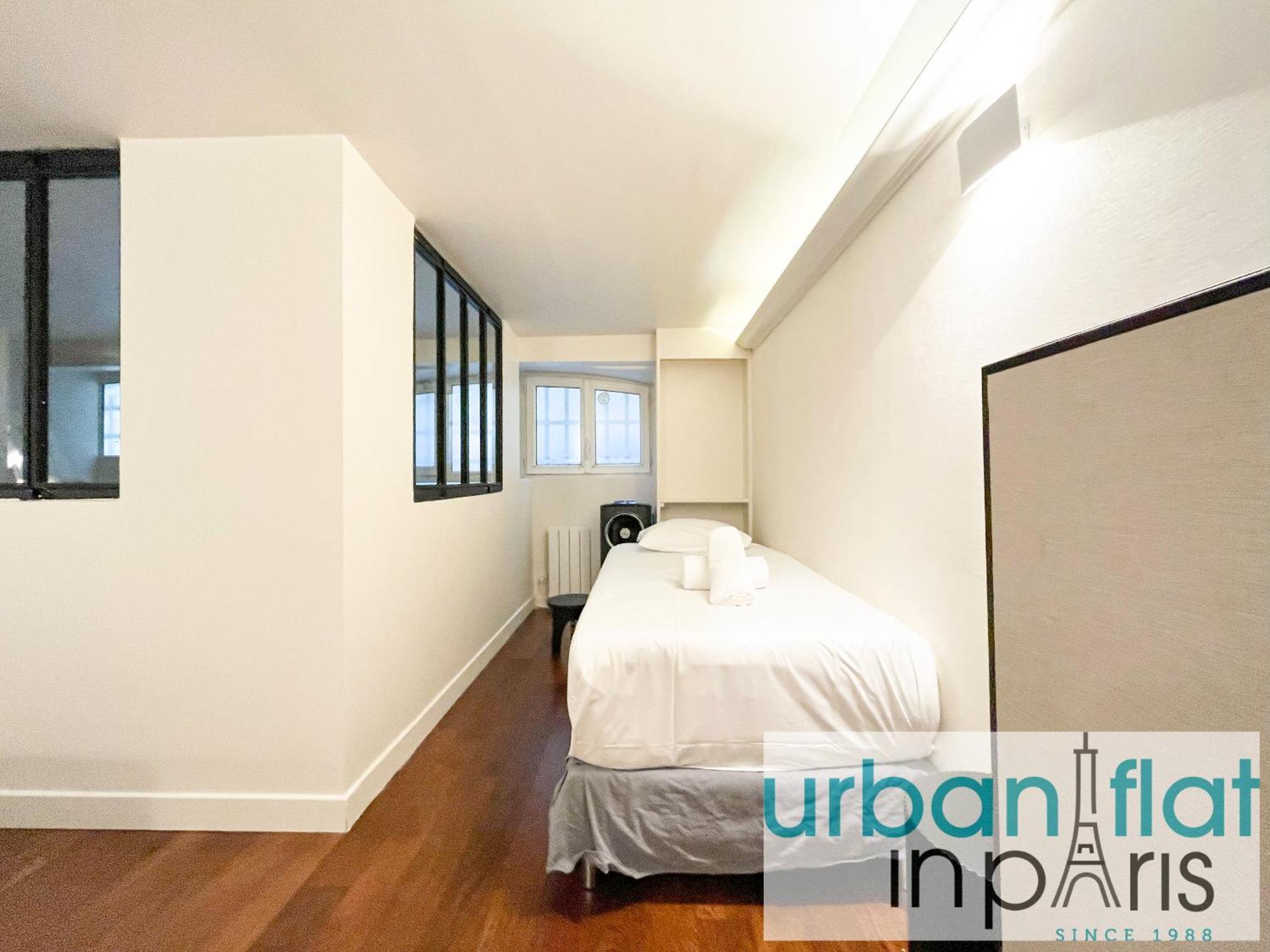Urban Flat 09 - Stylish Triplex Champs-elysees Parijs