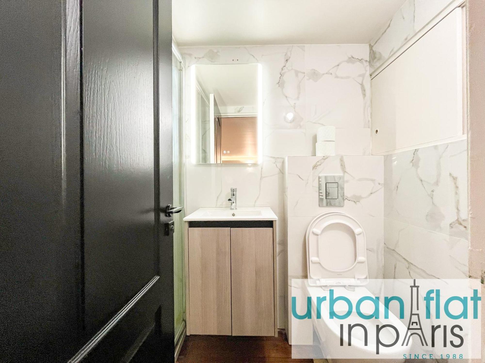 Urban Flat 09 - Stylish Triplex Champs-elysees * Parijs