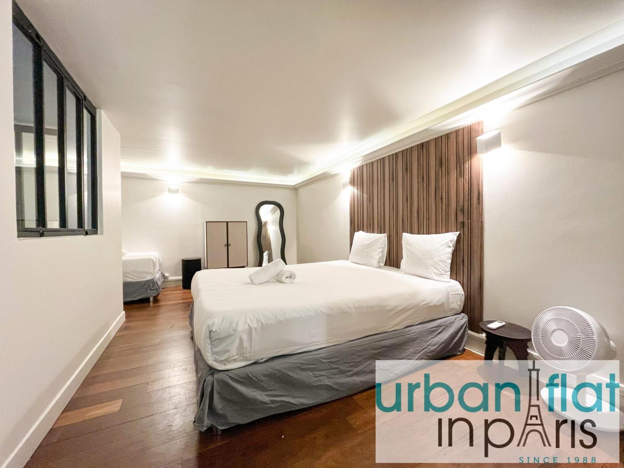 Urban Flat 09 - Stylish Triplex Champs-elysees * Parijs
